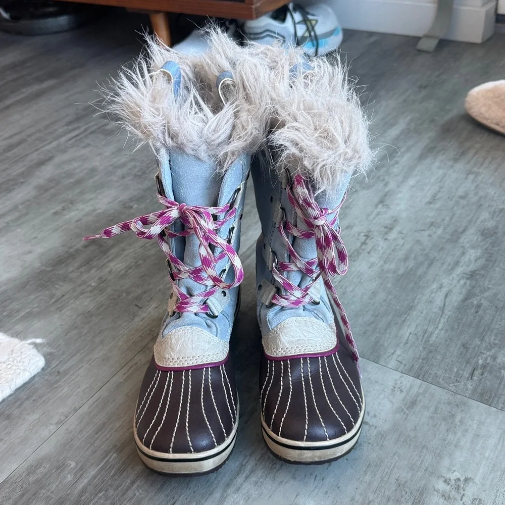 Sorel Blue and Brown Fur-Lined Boots with Pink Laces - Picture 4 of 5